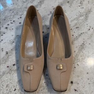 Stuart Whitman Elegant Beige Pumps